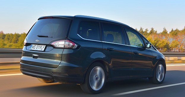 Ford Galaxy AWD prowadzi się bardzo stabilnie. Nad poczynaniami kierowcy może czuwać cała armia aktywnych systemów bezpieczeństwa. /Motor