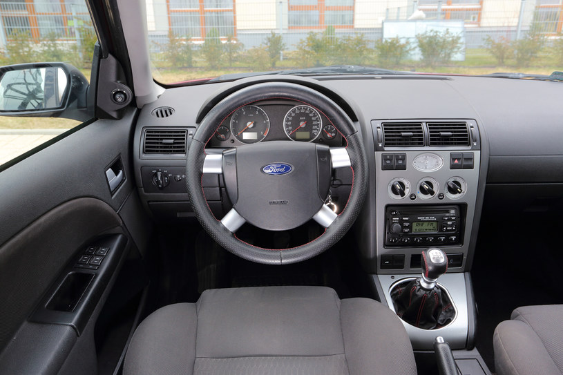 Ford Mondeo 2.0 TDCi: w dieslu nie ma co liczyć na bogate wyposażenie. Ogranicza się ono do klimatyzacji manualnej, elektrycznie sterowanych szyb i skórzanego obszycia kierownicy oraz gałki biegów. /Motor