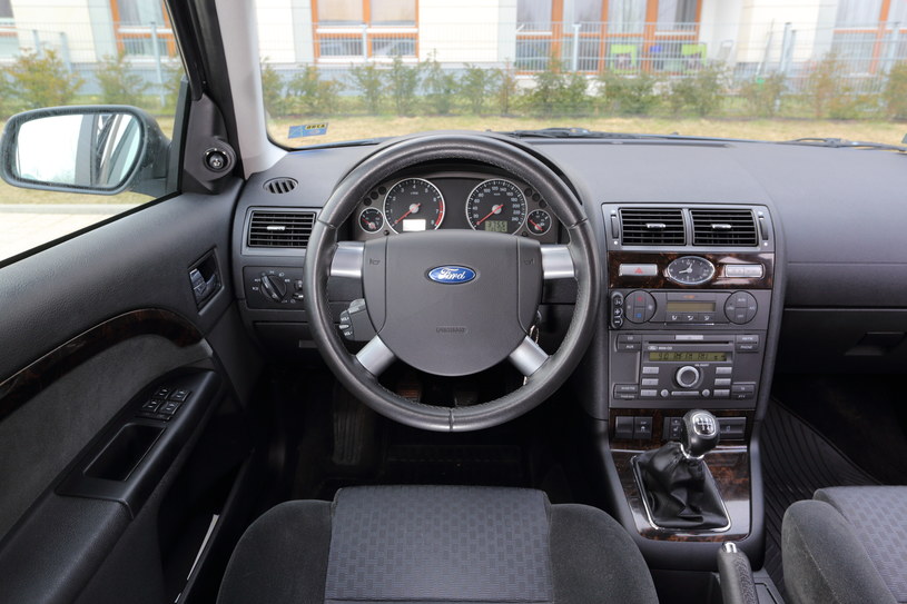 Ford Mondeo 2.5 V6: wersja wyposażeniowa Ghia z drewnianymi wykończeniami była często łączona z silnikiem V6. Na zdjęciu model po liftingu – ma zmienione radio i sterowanie klimatyzacją automatyczną. /Motor