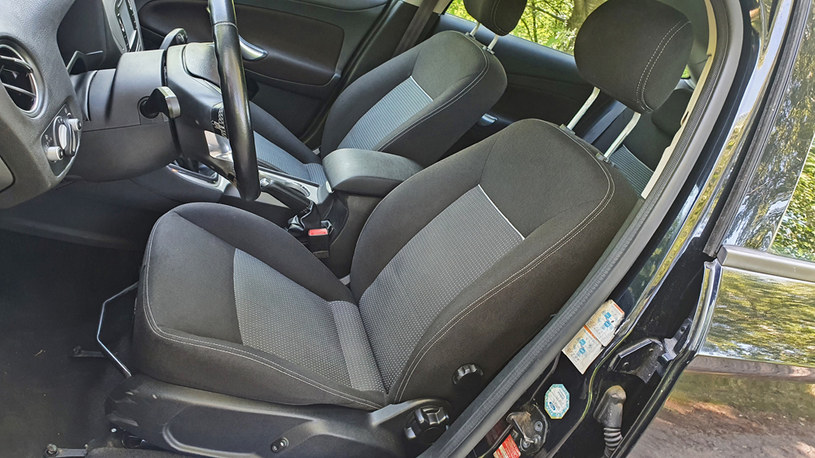 Ford Mondeo Mk4 ma wygodne fotele, bogatsze wersje wyposażano w elektryczną regulację i tapicerkę ze skóry i alcantary /INTERIA.PL