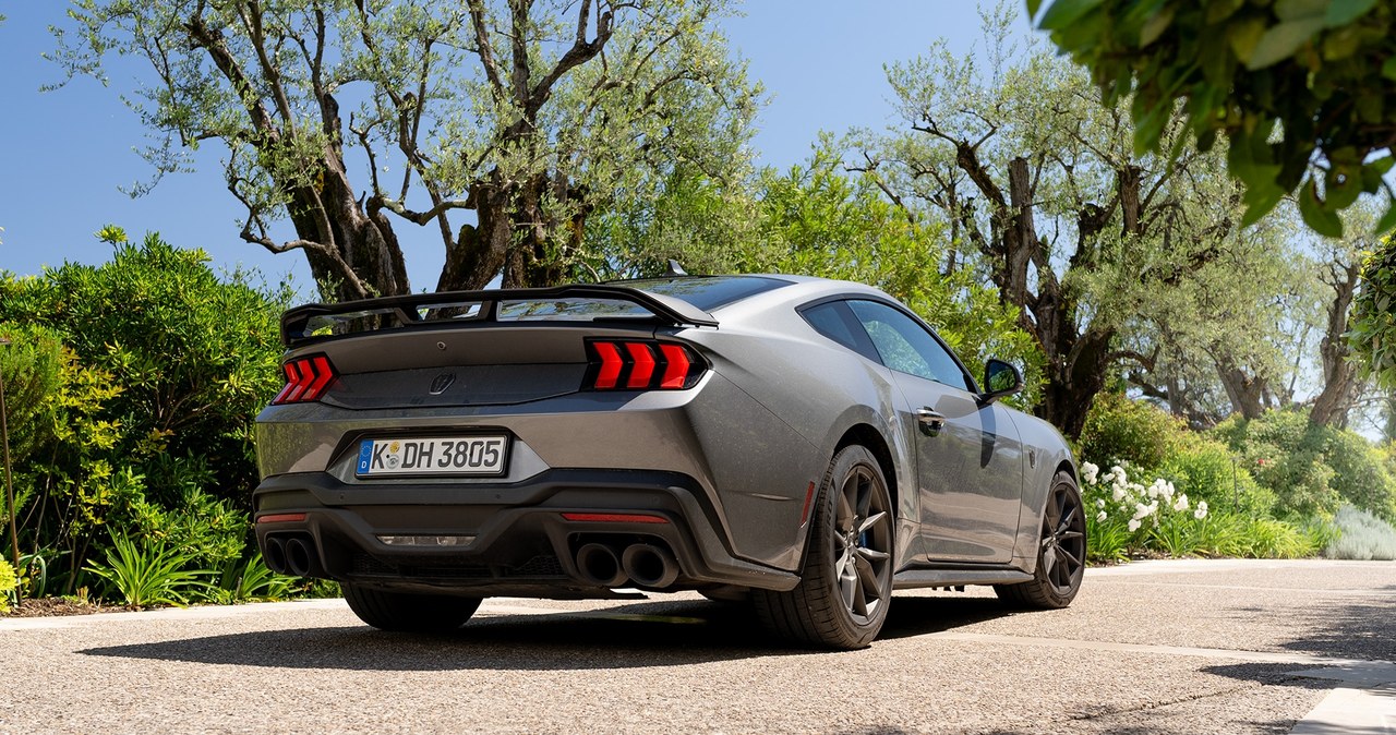 Ford Mustang siódmej generacji jest dostępny w nowej, bardziej rasowej odmianie Dark Horse. /Jan Guss-Gasiński