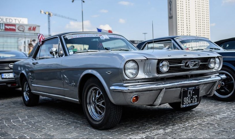 Ford Mustang /.