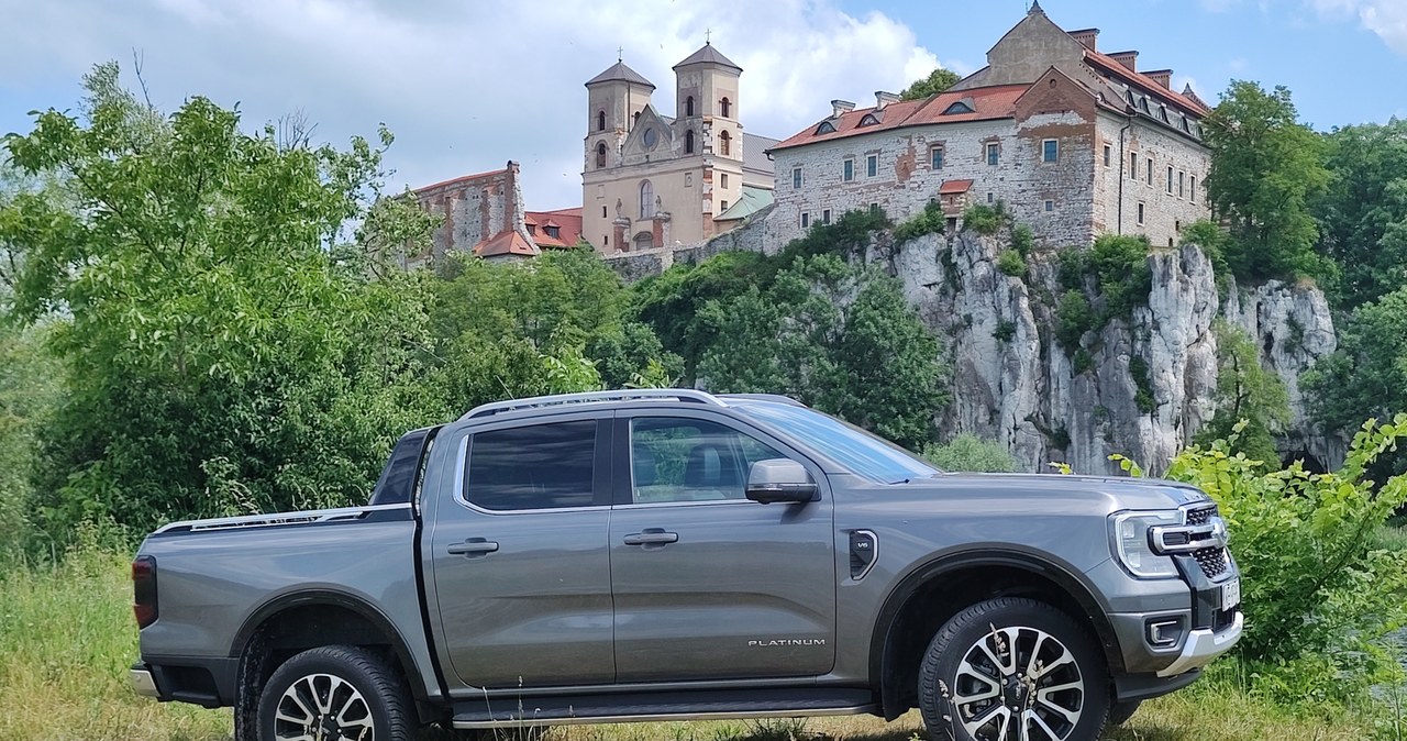 Ford Ranger Platinum dobrze radzi sobie i w terenie i na asfalcie /Mirosław Domagała /INTERIA.PL