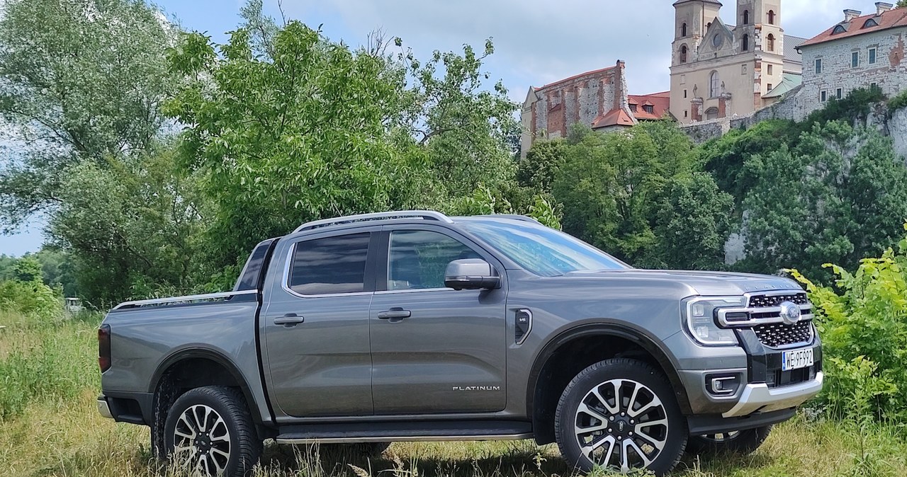 Ford Ranger Platinum dobrze radzi sobie i w terenie i na asfalcie /Mirosław Domagała /INTERIA.PL