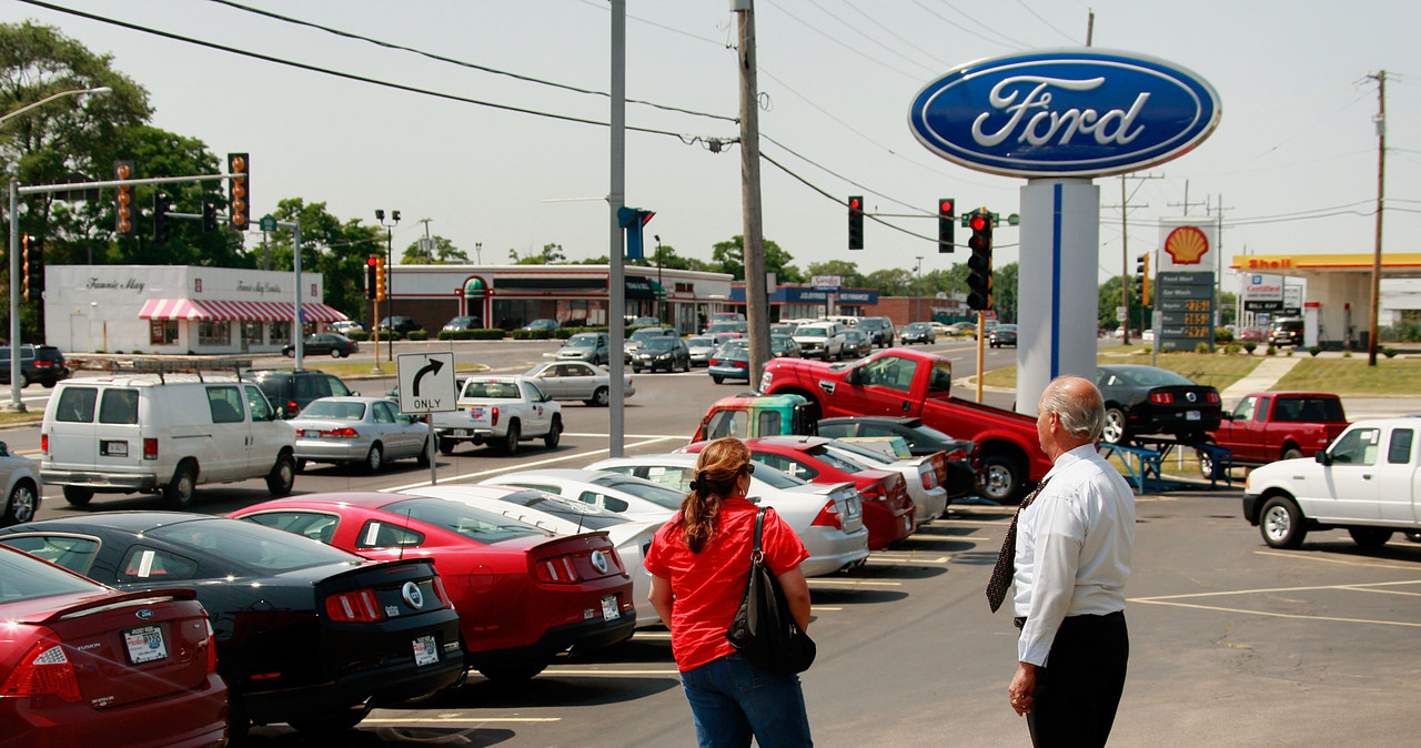 Ford to jeden z beneficjentów rosnącego popytu na samochody /Getty Images
