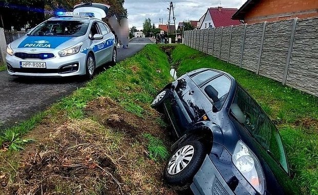 Ford w rowie, promile w głowie. 55-latka nie była w stanie wyjść z auta
