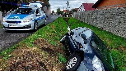 Ford w rowie, promile w głowie. 55-latka nie była w stanie wyjść z auta