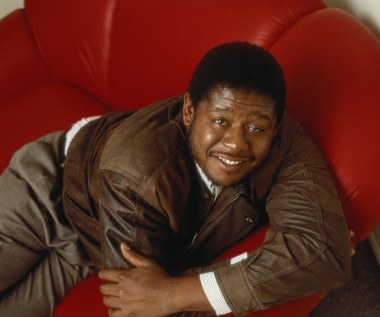 Forest Whitaker ma dwoje dzieci i jest od lat z tą samą kobietą. Jest wegetarianinem i promuje zdrowy tryb życia. Zawsze elegancki, uprzejmy i bardzo spokojny. Być może ten spokój i wyciszenie to zasługa jogi, którą uprawia. Jest Ambasadorem Dobrej Woli UNESCO. Ma czarny pas w karate. Mógł i chciał zostać najpierw piłkarzem, a potem muzykiem. Te plany po części się sprawdziły - rola piłkarza dała mu debiut kinowy ("Beztroskie lata w Ridgemont High", 1982), a rola muzyka przyniosła pierwszy duży sukces ("Bird", 1988).

Początki kariery może uznać za wyjątkowo udane - jako nieznany jeszcze aktor Whitaker miał szansę współpracować z Paulem Newmanen w filmie Martin Scorsese "Kolor pieniędzy" (1986). W tym samym 1986 roku nasz bohater wystąpił także w głośnej produkcji "Pluton" Oliviera Stone'a.