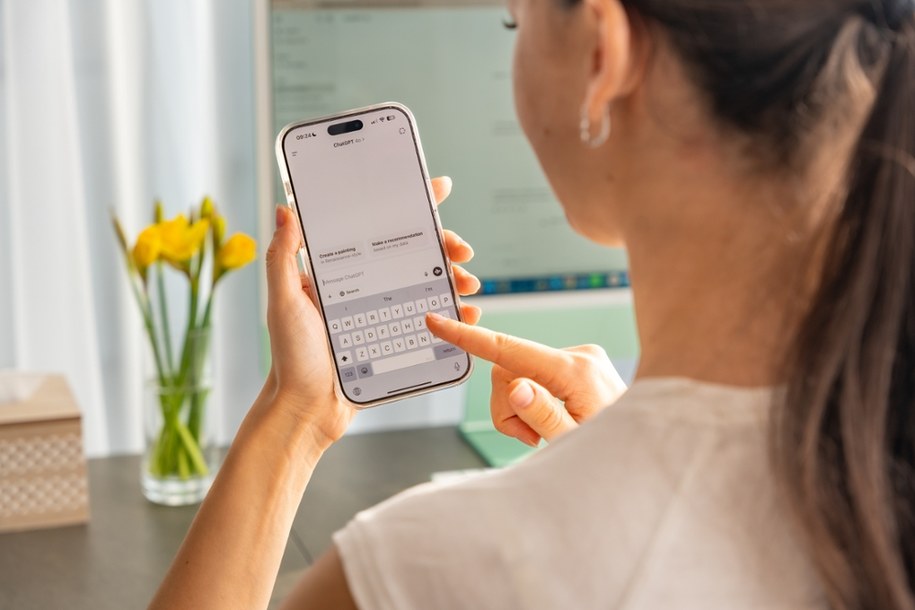 Forma komunikacji z ChatemGPT ma znaczenie /Shutterstock