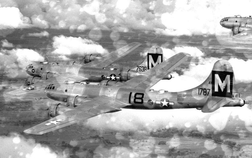 Formacja B-29 w drodze nad Japonię. Wprowadzenie tych bombowców do służby umożliwiło przeprowadzanie ataków na niespotykane odległości /Wikimedia Commons /INTERIA.PL/materiały prasowe