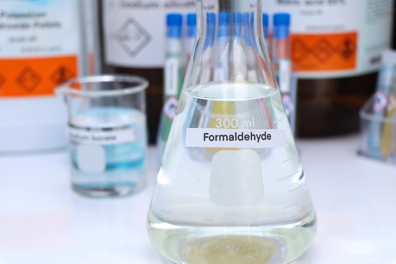 Formaldehyd w kosmetykach pełni rolę konserwantu oraz składnika aktywnego w antyperspirantach /123RF/PICSEL