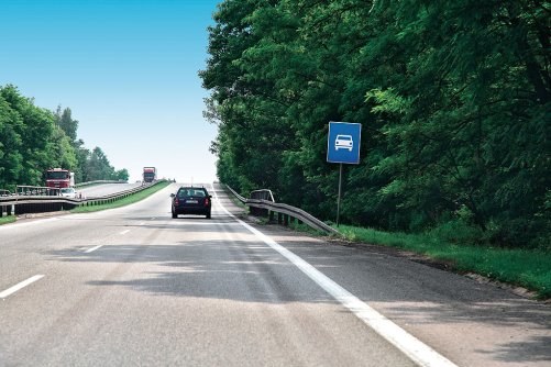 Formalnie znak „droga ekspresowa” nie odwołuje znaku ograniczenia prędkości. W praktyce „kasuje” to ograniczenie. /Motor