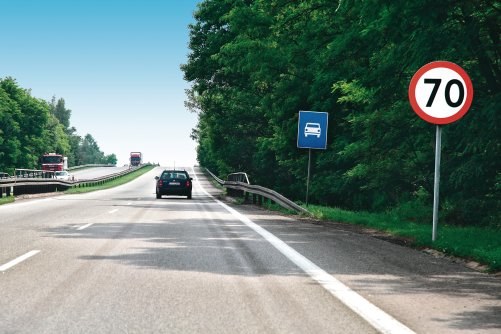 Formalnie znak "droga ekspresowa" nie odwołuje znaku ograniczenia prędkości. /Motor