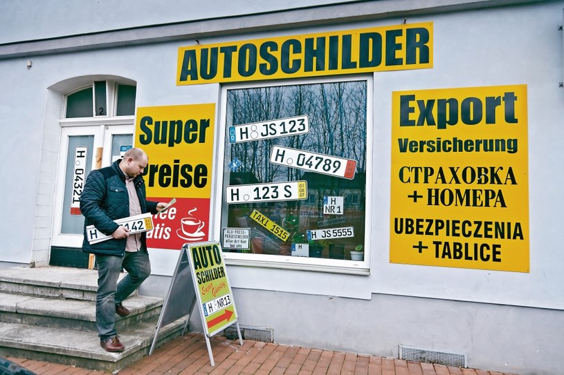 Formalności rejestracyjne w Niemczech można załatwić w 2 godziny. Na dodatek sprowadzane auto nie musi mieć aktualnego przeglądu. /Motor