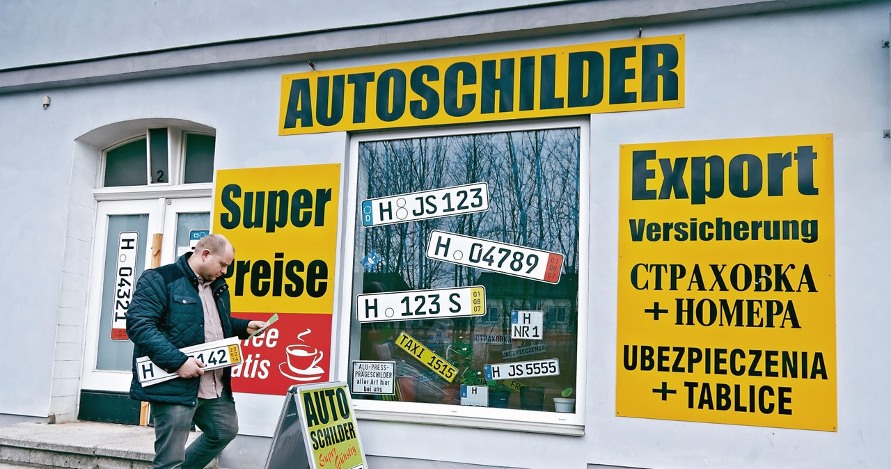 Formalności rejestracyjne w Niemczech można załatwić w 2 godziny. Na dodatek sprowadzane auto nie musi mieć aktualnego przeglądu. /Motor