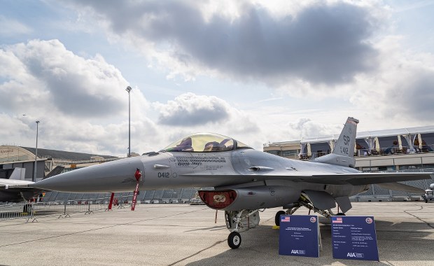 Formalności związane z transferem F-16 do Ukrainy rozpoczęte [ZAPIS RELACJI]