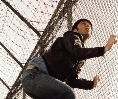 Forman swój prawdziwy kunszt zaprezentował jednak nie w wyborze głównego aktora, ale w zbudowaniu aktorskiego zespołu, który doskonale współpracował z Nicholsonem. Czeski reżyser postawił przed obsadą niełatwe zadanie. Aby w pełni oddać atmosferę szpitala psychiatrycznego, postanowił zrealizować zdjęcia w... prawdziwym szpitalu psychiatrycznym. Sami aktorzy, łącznie z gwiazdą - Jackiem Nicholsonem - mieli obowiązek mieszkać na terenie zakładu przez cały okres trwania zdjęć. Szpital działał również normalnie, dlatego aktorzy mieli okazję rozmawiać z pacjentami aby, jak powiedział Vincent Schiavelli: "Poczuć, jak to jest być hospitalizowanym".