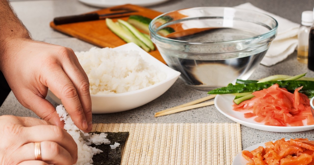 Formowanie sushi w wytłaczankach po jajkach to domowy sposób na idealne nigiri i nie tylko.