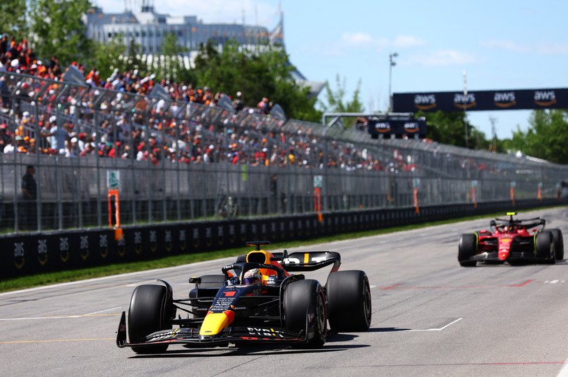 Formuła 1: Grand Prix Wielkiej Brytanii. O której godzinie dzisiaj początek wyścigu na torze Silverstone? Na zdjęciu Max Verstappen i Carlos Sainz Jr.