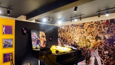 Fortepian i grzebień do wąsów. Aukcja pamiątek po Freddiem Mercurym