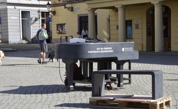 Fortepian, który został zniszczony przez wandali, wrócił na rynek w Cieszynie