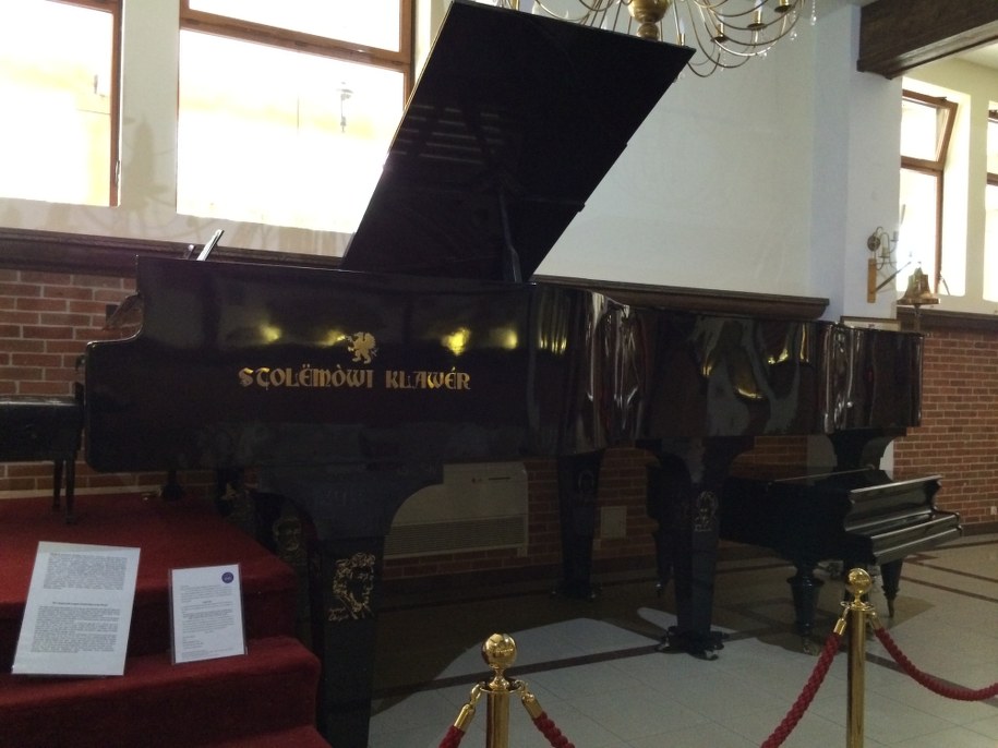 Fortepian ma 2 metry wysokości, 2,5 metra szerokości i 6 metrów długości. Waży prawie 2 tony /Kuba Kaługa /RMF FM