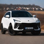 Forthing T-Five z napędem hybrydowym, to samochód pod znakiem "ale"