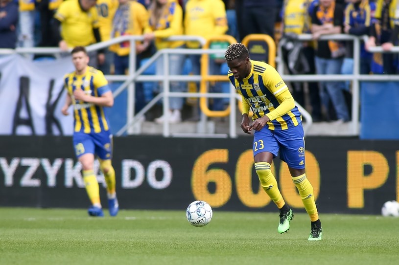 Podbeskidzie - Arka. Gdzie oglądać? Transmisja w tv i stream online. O której? Fortuna 1. Liga: Podbeskidzie Bielsko-Biała - Arka Gdynia. O której godzinie początek meczu? Gdzie oglądać? Transmisja w tv i stream onlline. Na zdjęciu piłkarze Arki.
