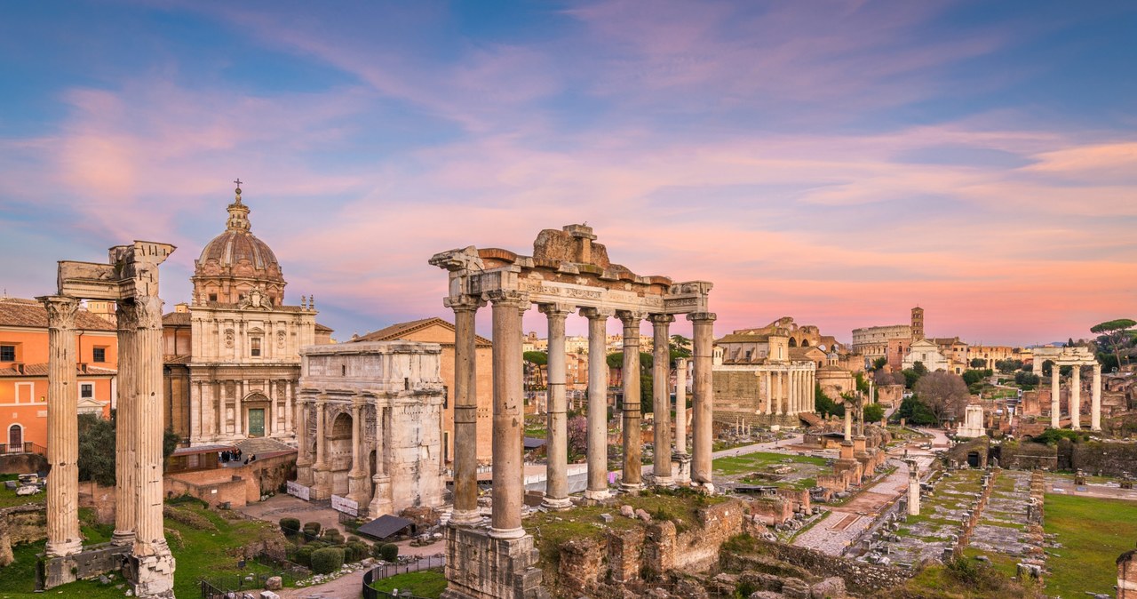 Forum Romanum to gratka dla miłośników historii i archeologii /123RF/PICSEL