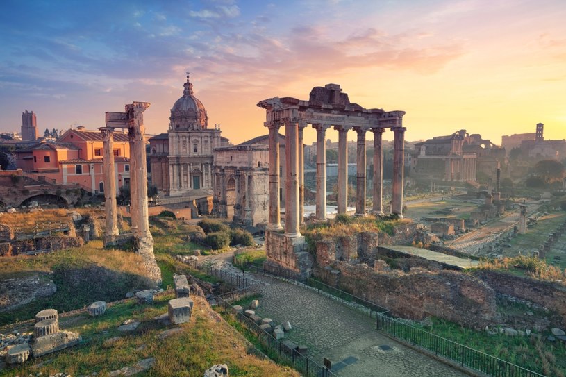 Forum Romanum to najstarszy plac miejski w Rzymie. Odbywały się tu miejskie uroczystości /123RF/PICSEL