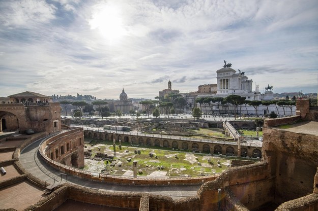 Forum Trajana - jedna z atrakcji turystycznych w Rzymie /ALESSANDRO DI MEO    /PAP/EPA