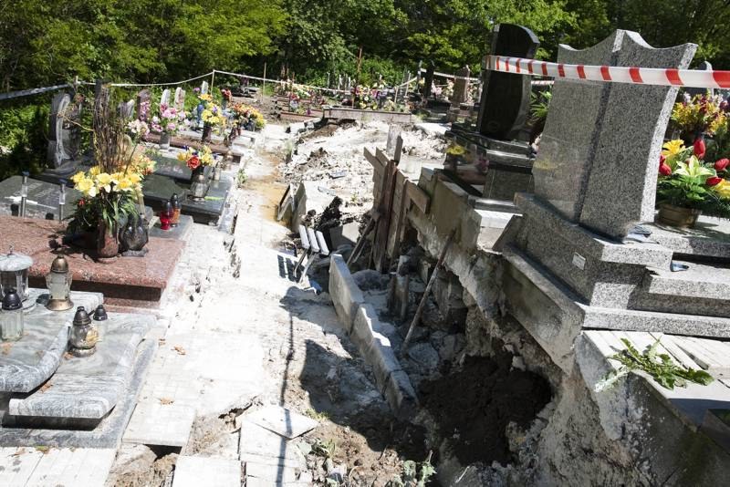Fot. Piotr Glinkowski / Mieszkańcy za własne pieniądze będą musieli odbudować groby. /Piotr Glinkowski /RMF FM