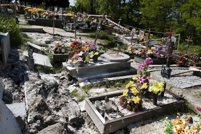 Fot. Piotr Glinkowski / Ulewne deszcze zniszczyły kilkadziesiąt grobów /Piotr Glinkowski /RMF FM