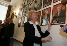 Fot.: Piotr Grzybowski. Teresa Lubińska wiesza swój portret w galerii ministrów finansów /Agencja SE/East News