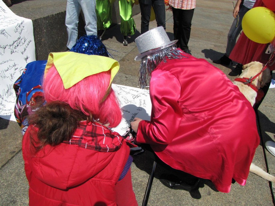 Fot. RMF FM; Łodzianie podpisują