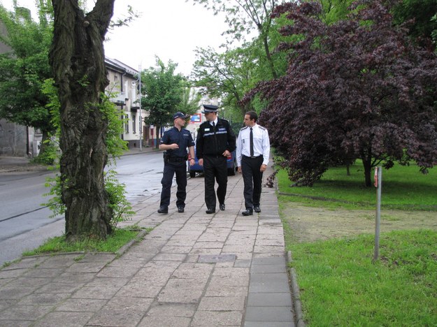 Fot. RMF FM; Policjanci w mieszanym polsko-angielsko-francuskim patrolu na ulicach Radomska /RMF FM