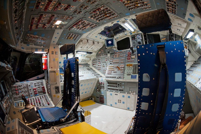 Fotele dowódcy i pilota promu Endeavour /NASA /materiały prasowe