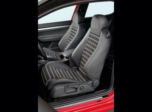 Fotele w kratkę wyróżniają wersję GTI. Na zdjęciu limitowany model z okazji 30. jubileuszu GTI. /Volkswagen