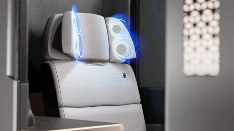 Fotele z głośnikami wbudowanymi w zagłówki mają sprawić, że oglądając film podczas lotu poczujemy się jak w kinie /foto: Safran Seats /domena publiczna