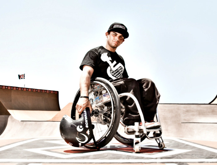 Fotheringham chce przekazać światu, że wózek inwalidzki nie musi być ograniczeniem /www.aaronfotheringham.com /materiały prasowe