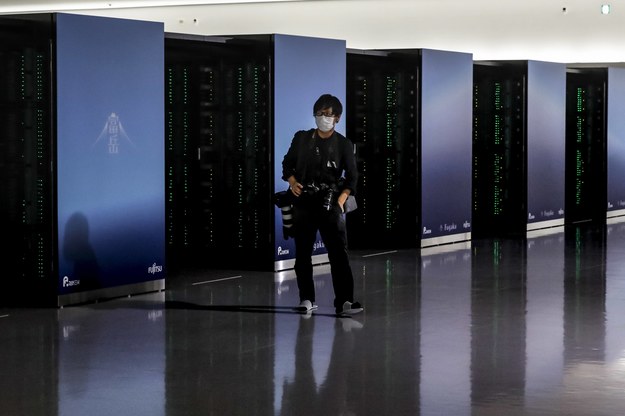 Fotograf z Japonii przed Fugaku - japońskim superkomputerem, zaprezentowanym w Riken Center for Computational Science w Kobe 16 czerwca 2020 r. /DAI KUROKAWA /PAP/EPA
