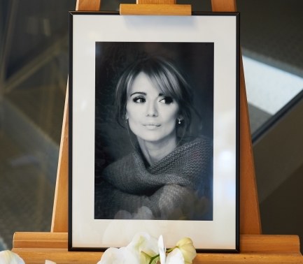 Fotografia aktorki wystawiona przy księdze kondolencyjnej /PAP/Adam Warżawa    /PAP