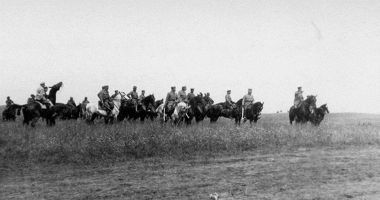 Fotografia Jana Z. Włodka. Defilada w Czermosznie na Wołyniu. Wyżsi dowówdcy Legionowi odbierają defiladę, 15 lipca 1916 r.. /Muzeum Historii Fotografii w Krakowie