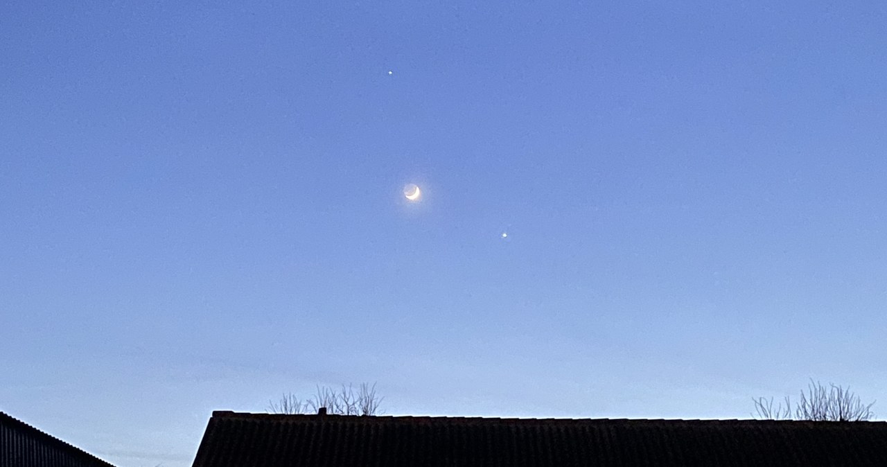 Fotografia Jowisza i Wenus w koniunkcji z Księżycem, którą wykonano za pomocą iPhone 11. /Sławomir Matz /archiwum prywatne