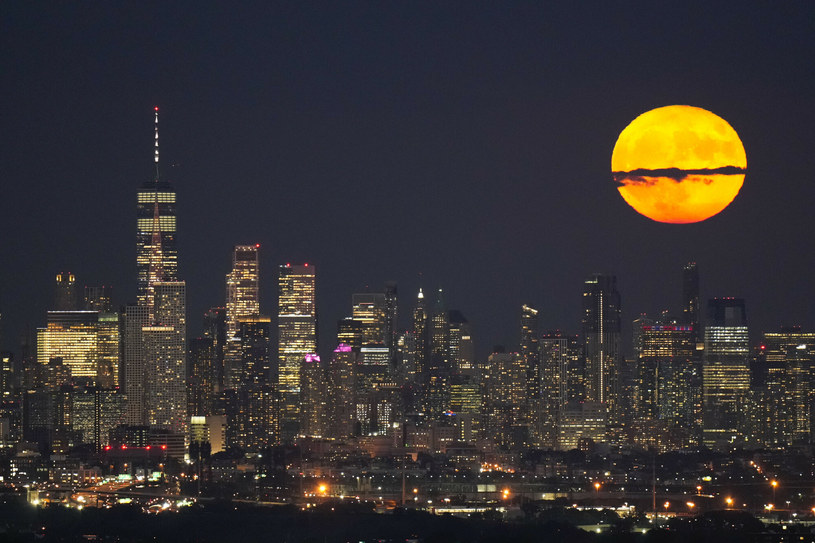 Fotografia pełni Księżyca. Jak to zrobić? /Seth Wenig/Associated Press/East News /East News