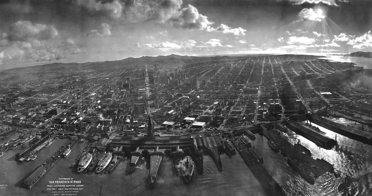 Fotografia powietrzna ukazująca zrujnowane po trzęsieniu ziemi San Francisco. To jedno ze zdjęć, które przyniosły Lawrence'owi światową sławę i pokaźną fortunę. /By George R. Lawrence (1869-1938), George R. Lawrence Co.  /Wikimedia