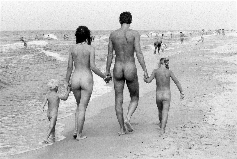 Fotografia przedstawia plażę dla nudystów w Rowach w latach '80. Nick i Lins chcą pokazać, że w plażowaniu nago nie ma nic złego /East News