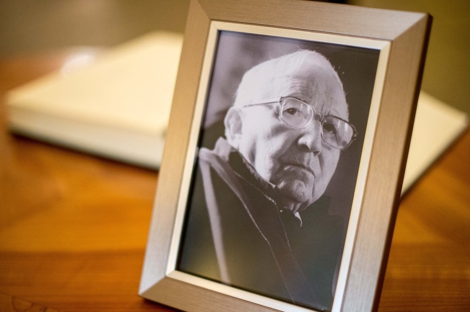 Fotografia Tadeusza Różewicza przy księdze kondolencyjnej, wystawionej we wrocławskim Ratuszu po jego śmierci /Maciej Kulczyński /PAP