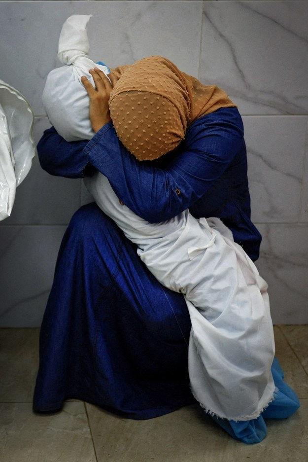 Fotografia ukazująca palestyńską kobietę opłakującą swoją martwą pięcioletnią siostrzenicę, została uznana za Zdjęcie Roku w konkursie World Press Photo 2024 /MOHAMMED SALEM / HANDOUT /PAP/EPA
