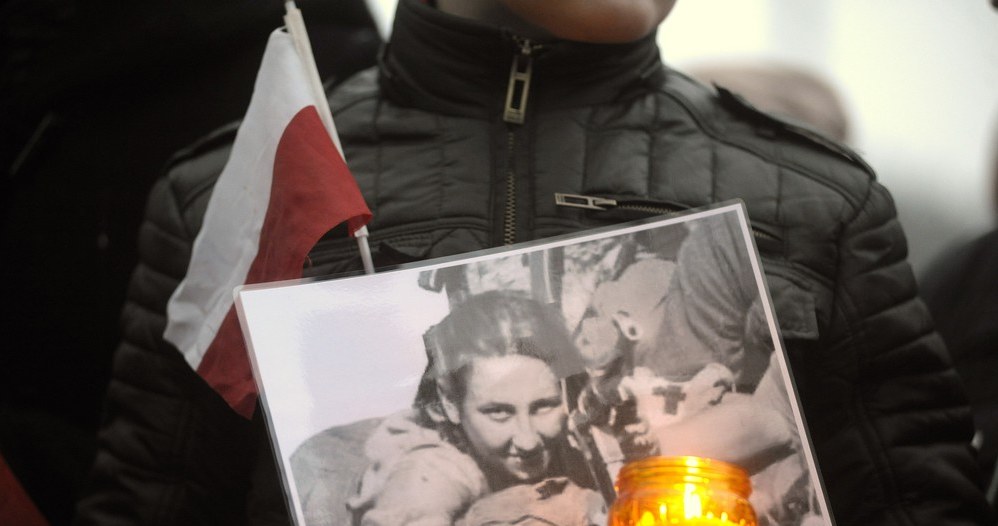 Fotografia z akcji "przyjdź i zapal znicz polskim bohaterom" /Wojciech Stróżyk /Reporter